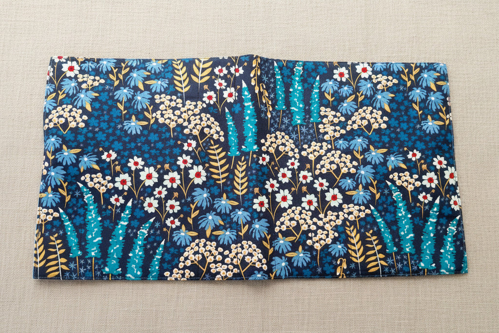stifterolle-blumenmuster-blau-handgenaeht