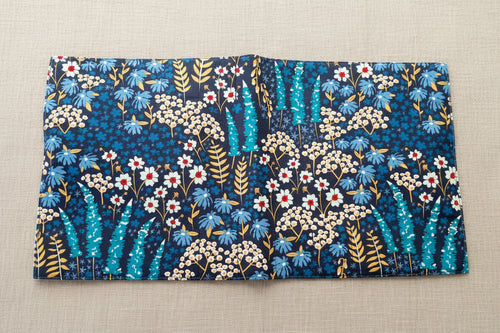 stifterolle-blumenmuster-blau-handgenaeht