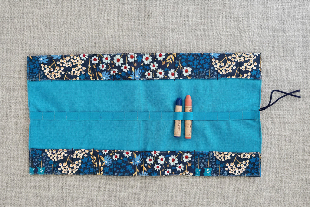 nnenansicht eines handgenähten Rollmäppchens mit blauem Blumenmuster und Stiftehaltern