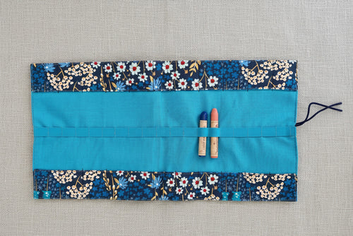 nnenansicht eines handgenähten Rollmäppchens mit blauem Blumenmuster und Stiftehaltern