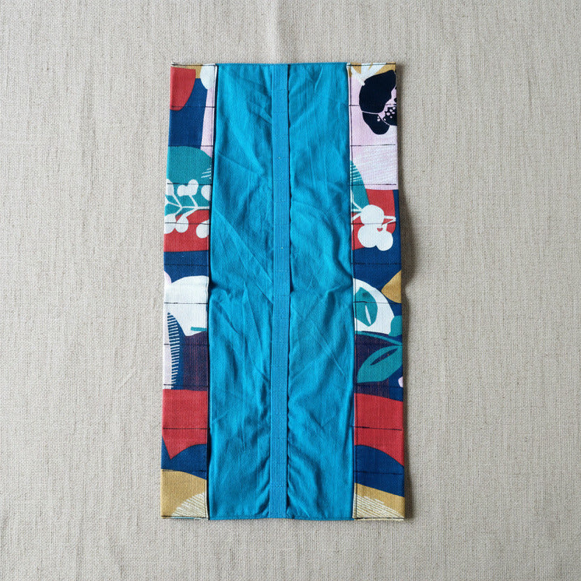 Handgenähtes Rollmäppchen aus Stoff mit buntem Blumenmuster