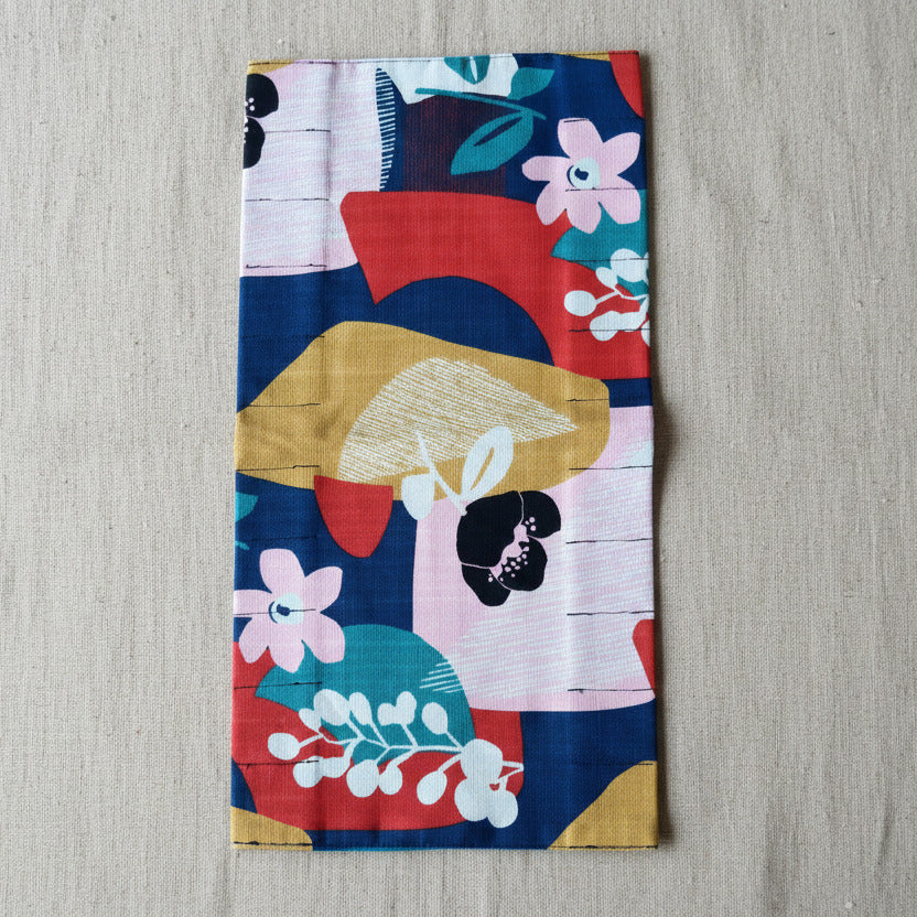 Handgenähtes Rollmäppchen aus Stoff mit buntem Blumenmuster für Stifte

