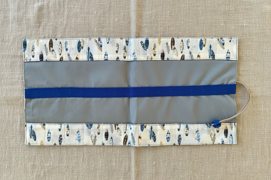 Trousse roulée faite à la main avec motif canoë – pour crayons, crochets et pinceaux