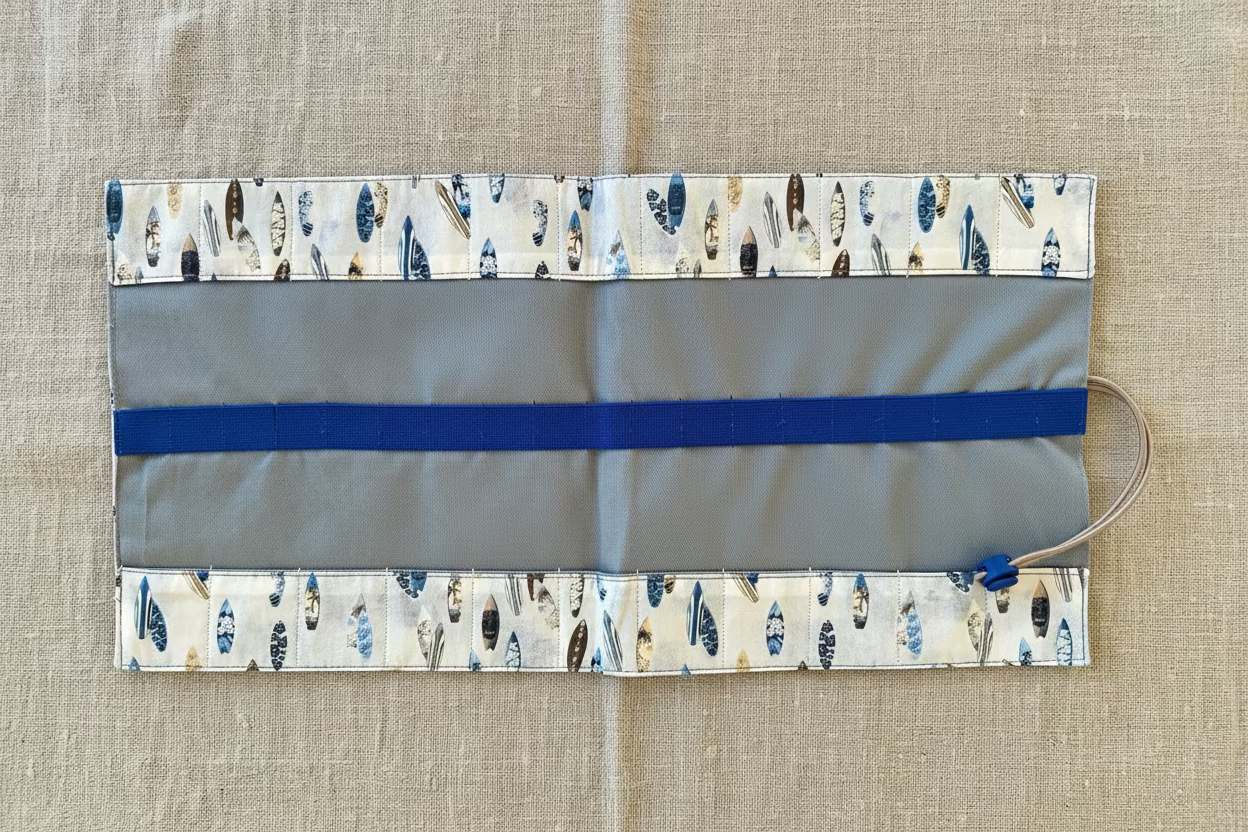 Handgefertigtes Rollmäppchen mit Kanu-Muster – für Stifte, Häkelnadeln & Pinsel
