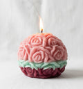 Handgemachte Rosen Bubble Kerze aus Kerzenresten brennend, nachhaltige Upcycling Deko in rosa und grün