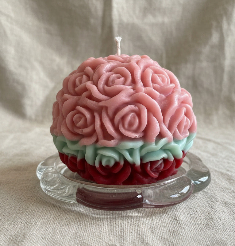 Handgemachte Rosen Bubble Kerze in rosa aus Kerzenresten, nachhaltige Upcycling Deko auf Glasuntersetzer