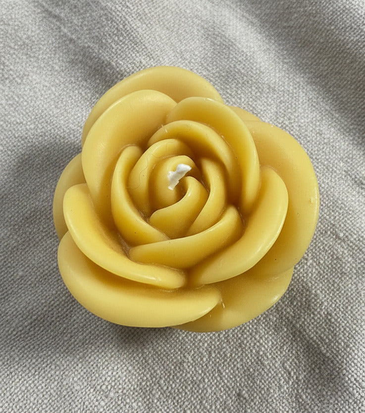 Handgegossene gelbe Rosenkerze in Blumenform – dekorative Kerze für Tischdeko