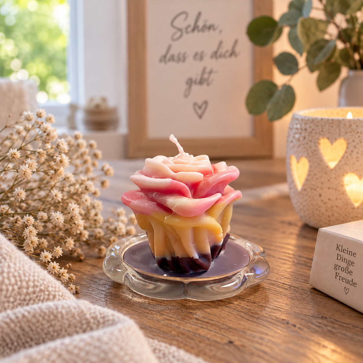 Handgegossene mehrfarbige Rosenkerze in Rosa, Creme und Gold als dekorative Kerze im Wohnambiente