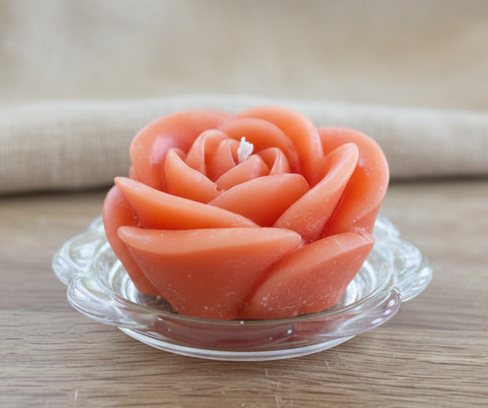 Handgegossene Rosenkerze in Orange auf Glasuntersetzer – dekorative handgemachte Kerze