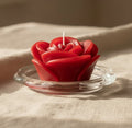 Rote Rosenkerze auf Glasuntersetzer – handgemachte Dekokerze in Rosenform