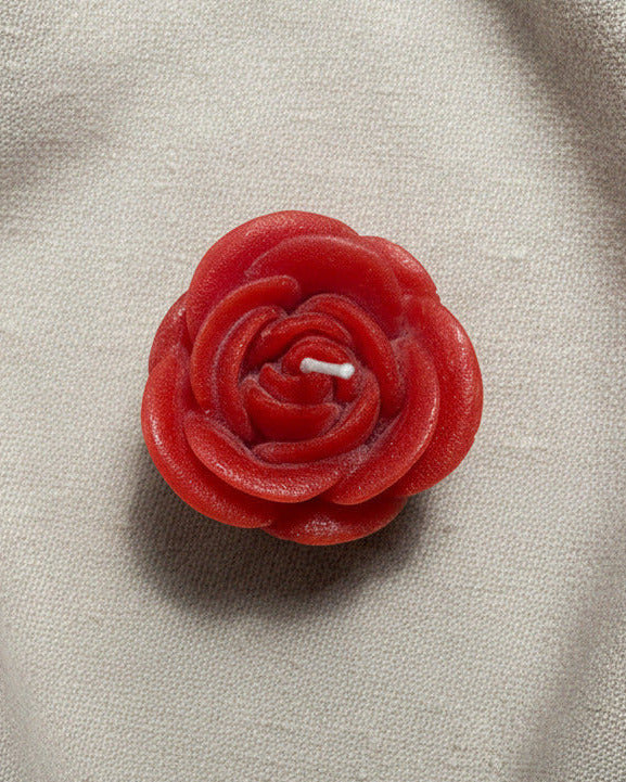 Handgemachte rote Rosenkerze aus Kerzenresten