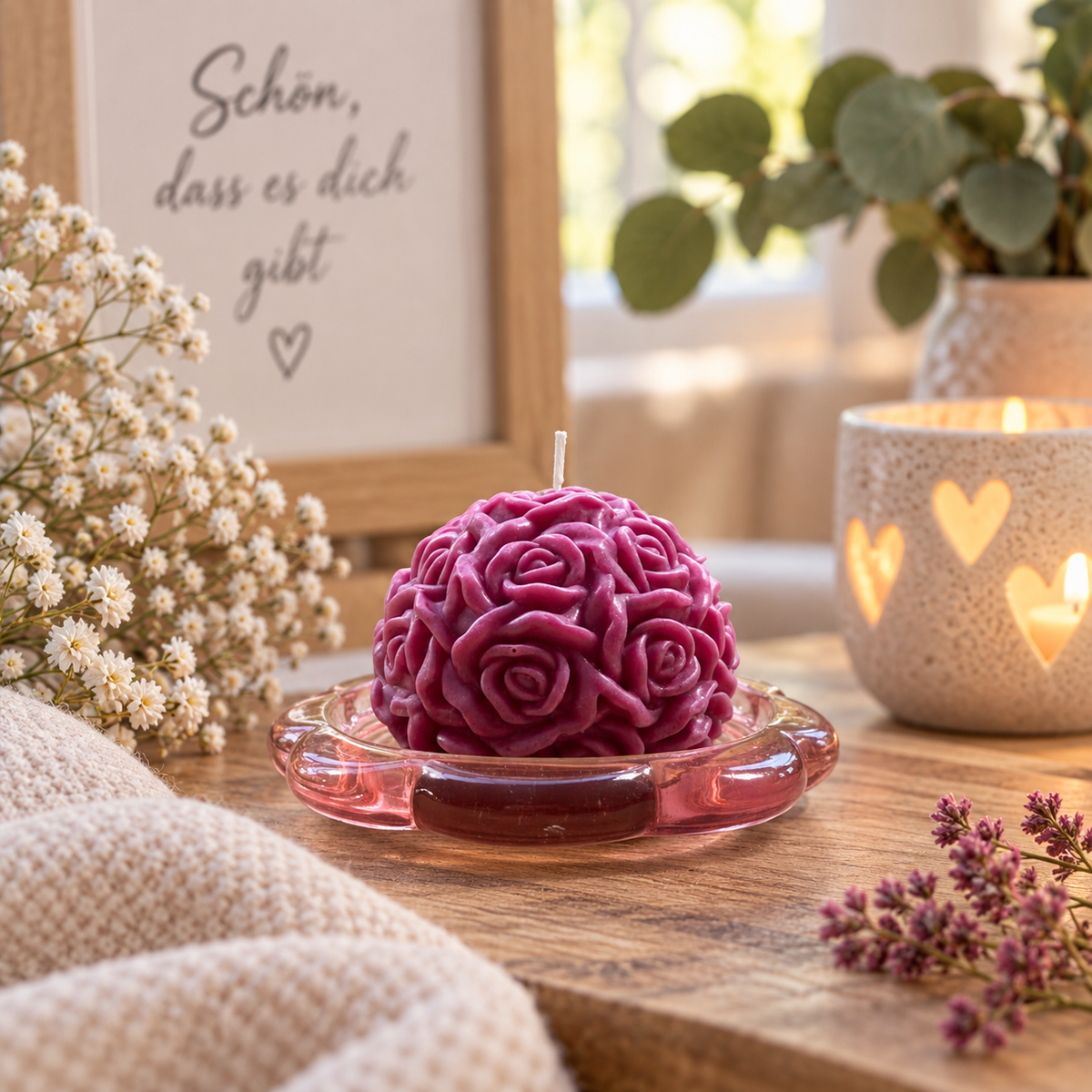 Handgegossene violette Rosenkerze auf Glasschale in gemütlichem Wohnambiente