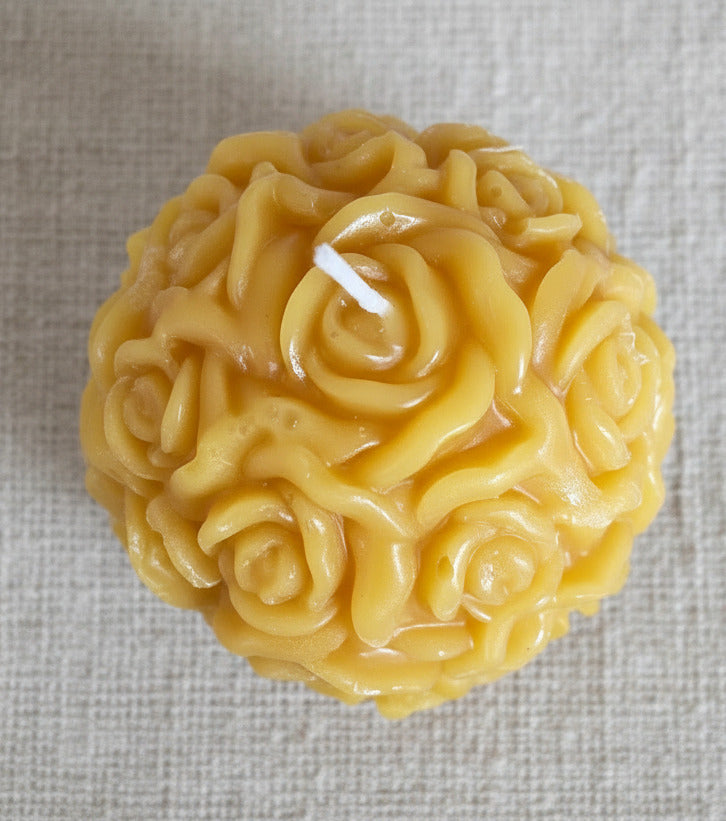 Rosenkugel Kerze aus Bienenwachs – handgemachte Blumenkerze in Rosenform