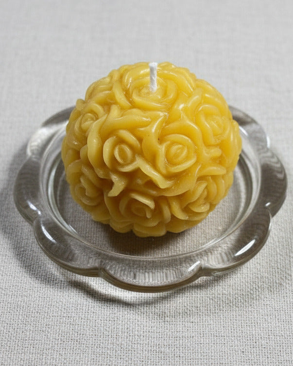 Rosenkugel Kerze aus Bienenwachs – handgemachte Blumenkerze auf Glasuntersetzer