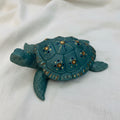 Handbemalte dekorative Schildkrötenfigur in Türkis mit goldenen Dot-Painting-Details auf hellem Hintergrund 💛