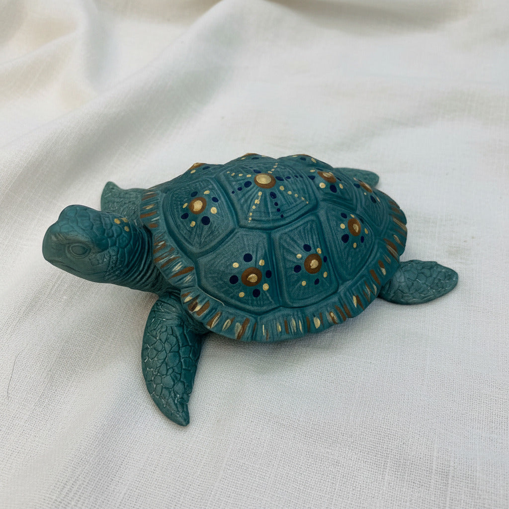 Handbemalte dekorative Schildkrötenfigur in Türkis mit goldenen Dot-Painting-Details auf hellem Hintergrund 💛