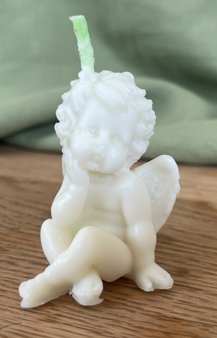 Handgemachte weiße Schutzengel Kerze aus Kerzenresten als nachhaltige Deko oder Geschenk