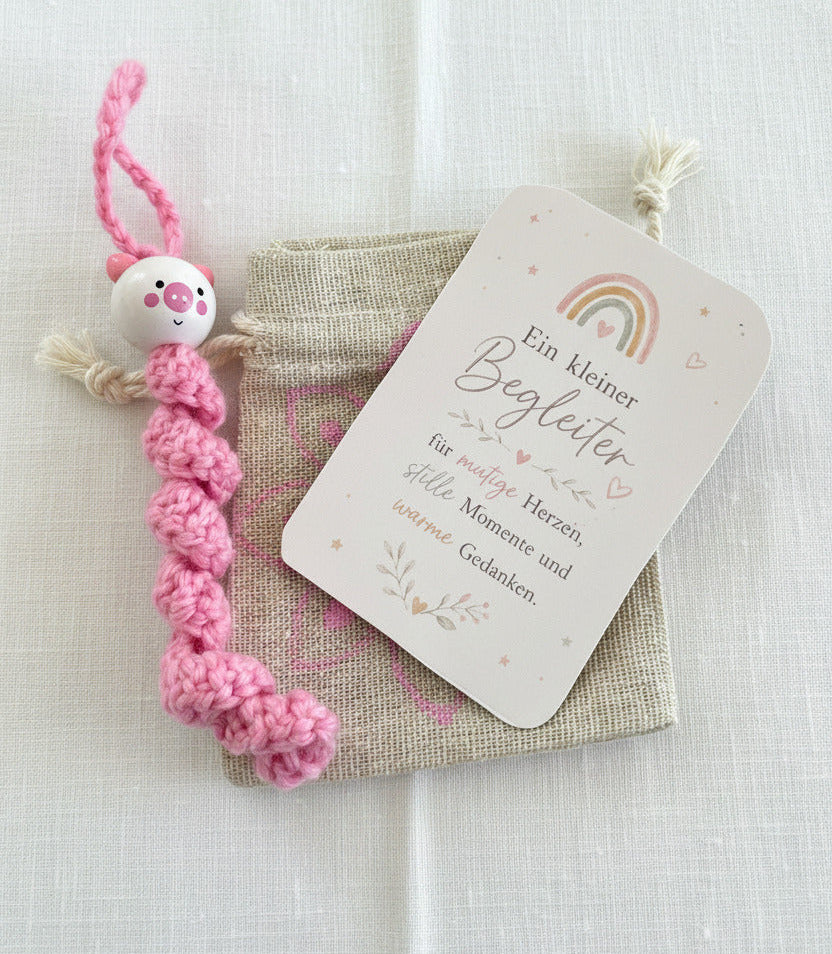 Handgemachtes rosa Sorgenbärchen mit Stoffbeutel und Karte „Ein kleiner Begleiter“ auf hellem Hintergrund 🧸💗