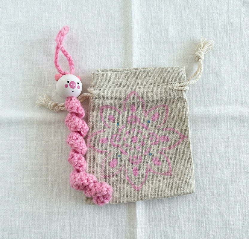 Handgemachtes rosa Sorgenbärchen mit Stoffbeutel und Karte „Ein kleiner Begleiter“ auf hellem Hintergrund 🧸💗