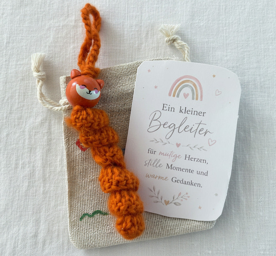 Handgemachter gehäkelter Sorgenfuchs in Orange mit kleinem Stoffbeutel und Kärtchen „Ein kleiner Begleiter für mutige Herzen, stille Momente und warme Gedanken