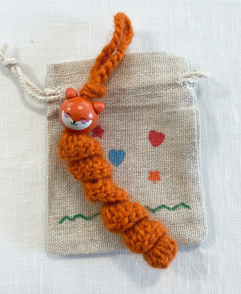 Handgemachtes gehäkeltes Sorgenfuchs-Lesezeichen in Orange mit kleinem Stoffbeutel von Regenbogen Creations