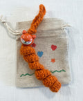 Handgemachtes gehäkeltes Sorgenfuchs-Lesezeichen in Orange mit kleinem Stoffbeutel von Regenbogen Creations