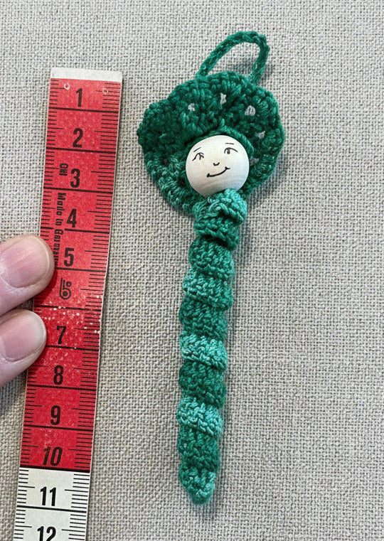 Handgehäkeltes grünes Sorgenwürmchen mit Gesicht als Glücksbringer, ca. 10 cm groß, liebevoll gefertigt
