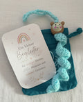 Handgemachtes Sorgenäffchen mit , blauem Stoff-Säckchen und Kärtchen „Ein kleiner Begleiter“ auf hellem Hintergrund. Kleines Mutmacher-Geschenk für Kinder und Erwachsene.