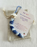 Blaues handgemachtes Sorgenwürmchen mit Kärtchen und Säckchen, kleines Geschenk und Glücksbringer