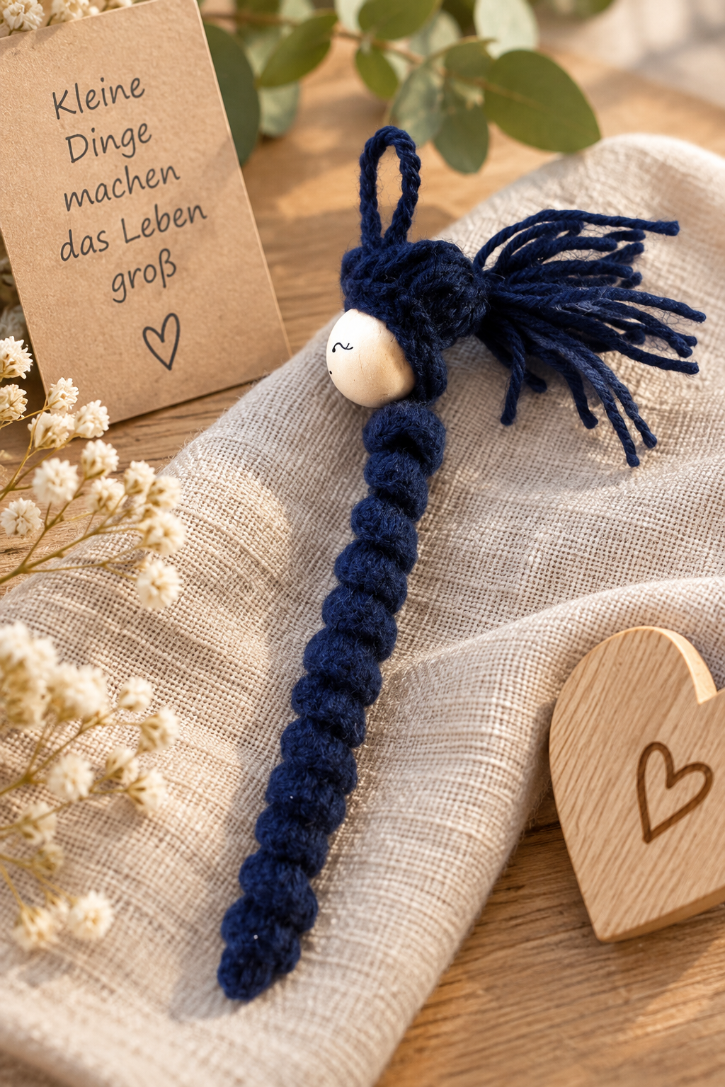 Sorgenwürmchen Anhänger blau – gehäkelter Glücksbringer handgemacht mit Kärtchen, Lifestyle-Ansicht