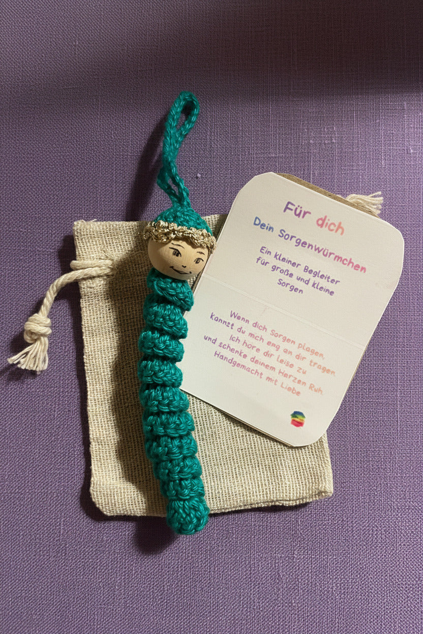 Handgehäkeltes Sorgenwürmchen als Glücksbringer mit Kärtchen und Säckchen, kleines Geschenk mit Spruch