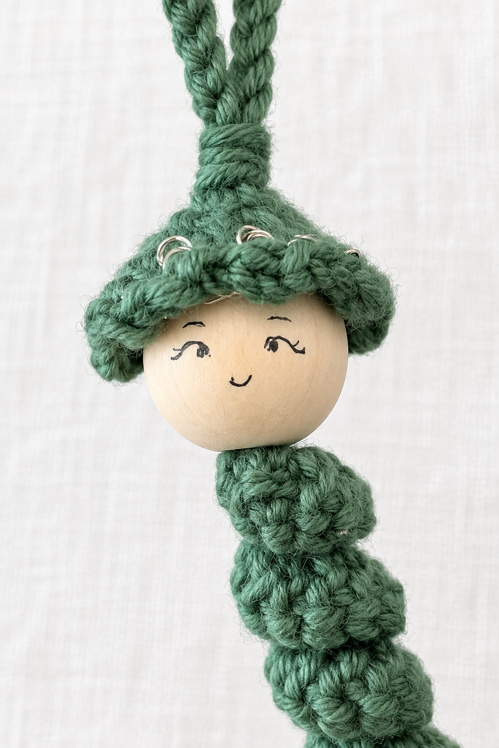 Gehäkeltes Sorgenwürmchen mit Kärtchen – Glücksbringer & Mutmacher Geschenk, Detailansicht