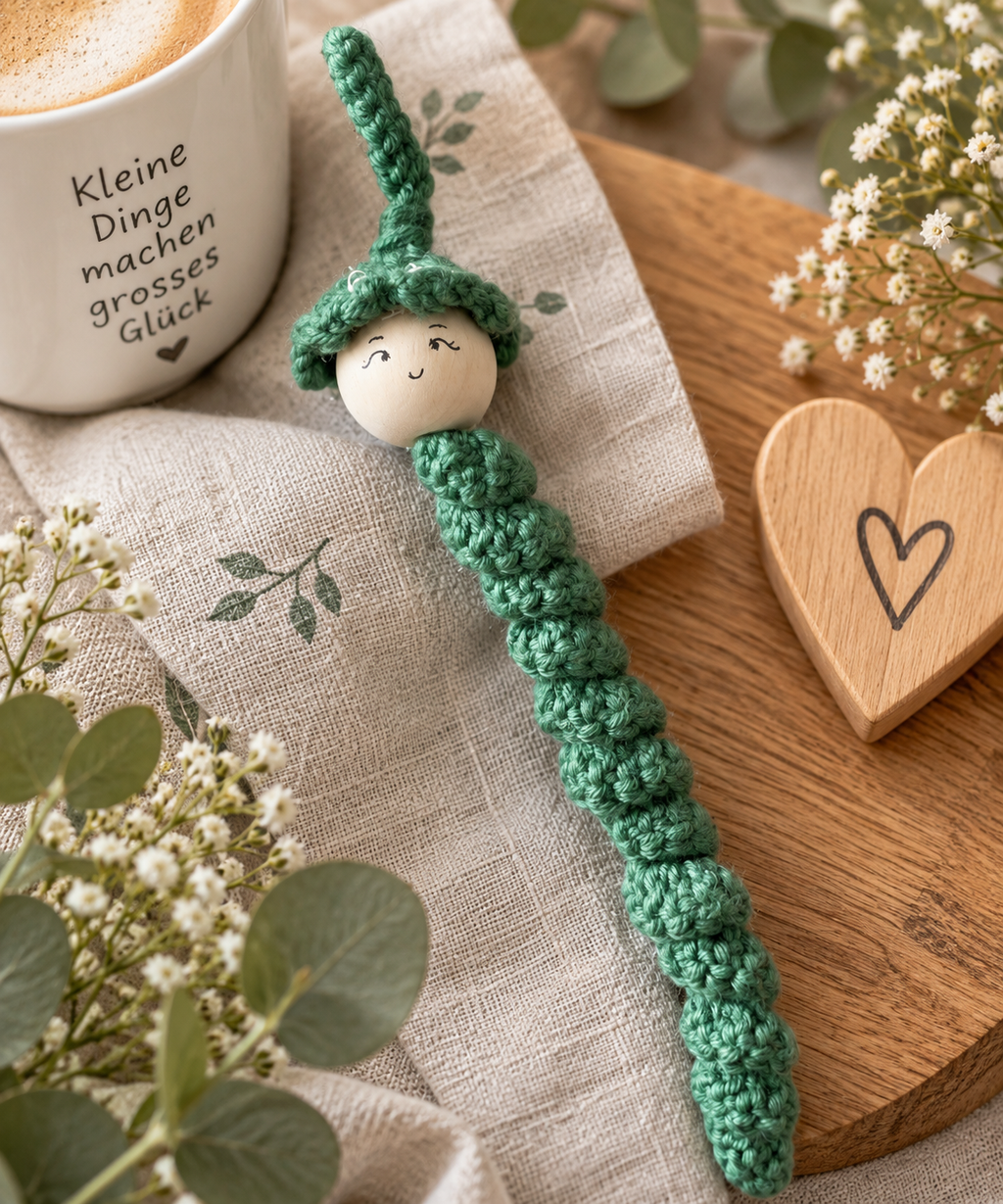 Gehäkeltes Sorgenwürmchen mit Kärtchen – Glücksbringer & Mutmacher Geschenk, Lifestyle-Ansicht
