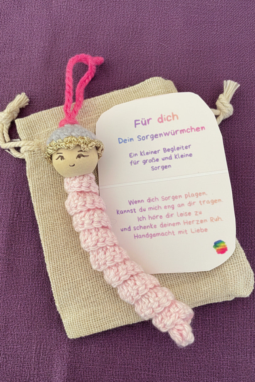 Handgemachtes Sorgenwürmchen mit Beutel – liebevolle kleine Geschenkidee