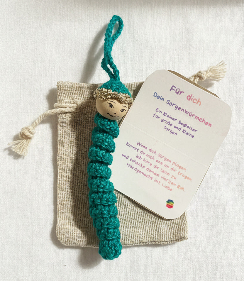 Handgemachtes Sorgenwürmchen aus Baumwolle mit Karte und Säckchen als kleines Geschenk oder Glücksbringer