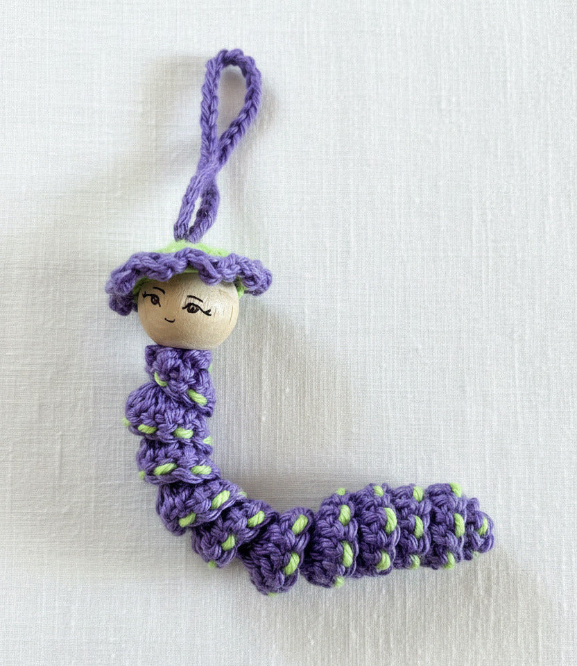 Handgemachtes Sorgenwürmchen mit Kärtchen und Säckchen in lila, kleines Geschenk und Glücksbringer