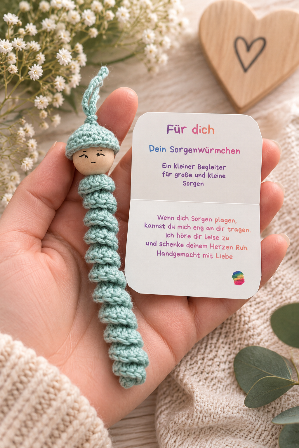 Sorgenwürmchen mit Kärtchen und Säckchen – gehäkelter Trostspender & Glücksbringer, Lifestyle-Ansicht