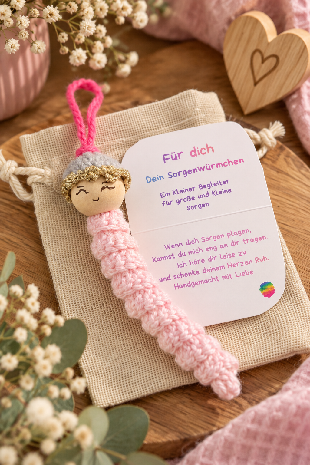 Rosa handgemachtes Sorgenwürmchen mit Kärtchen und Geschenkbeutel – liebevoller kleiner Begleiter für große und kleine Sorgen