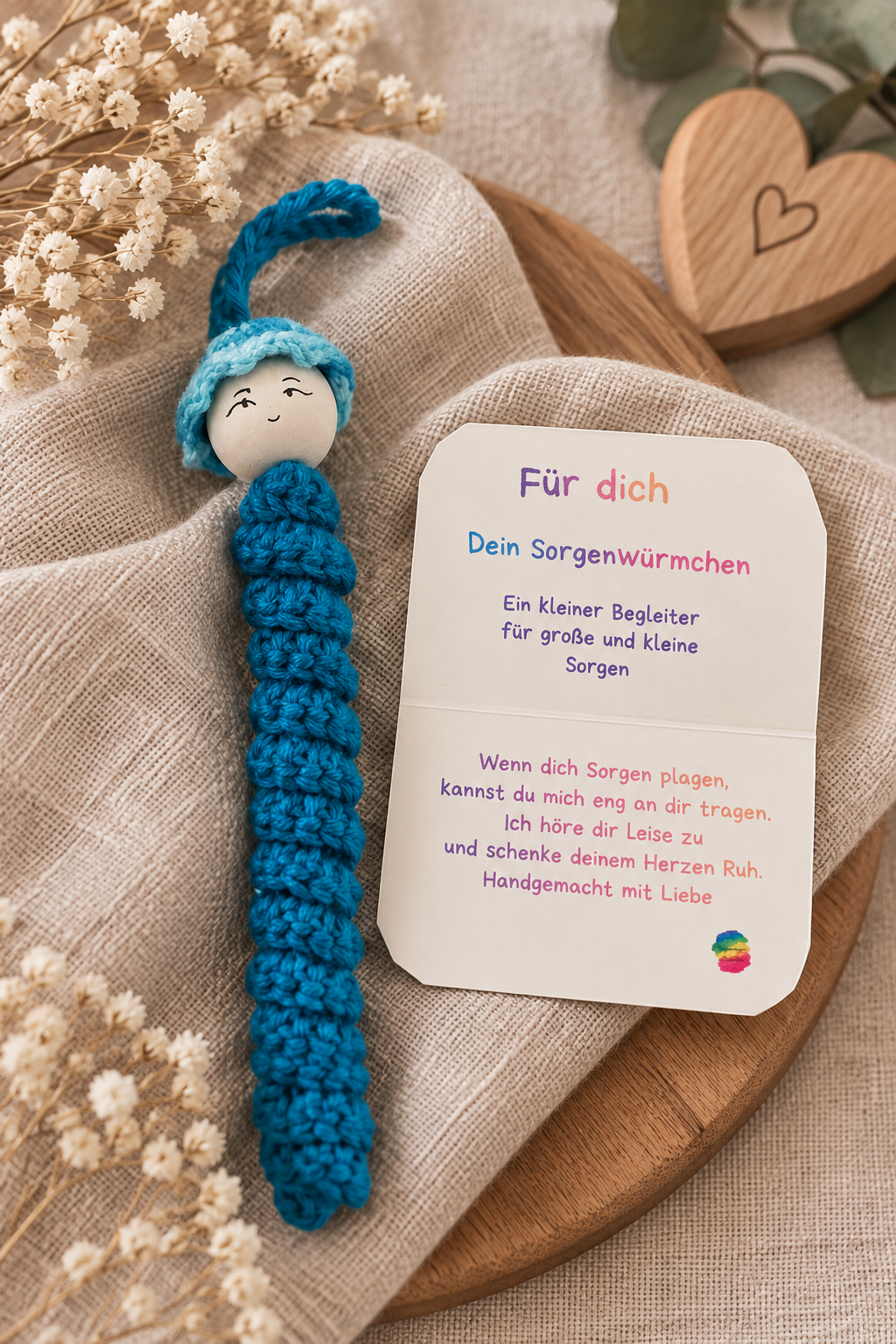 Sorgenwürmchen zum Festdrücken mit Kärtchen und Säckchen – gehäkelter Trostspender, Lifestyle-Ansicht