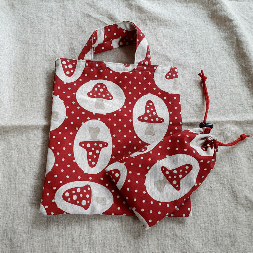 Handgenähte Stofftasche und Stoffsäckchen mit rotem Fliegenpilz-Muster

