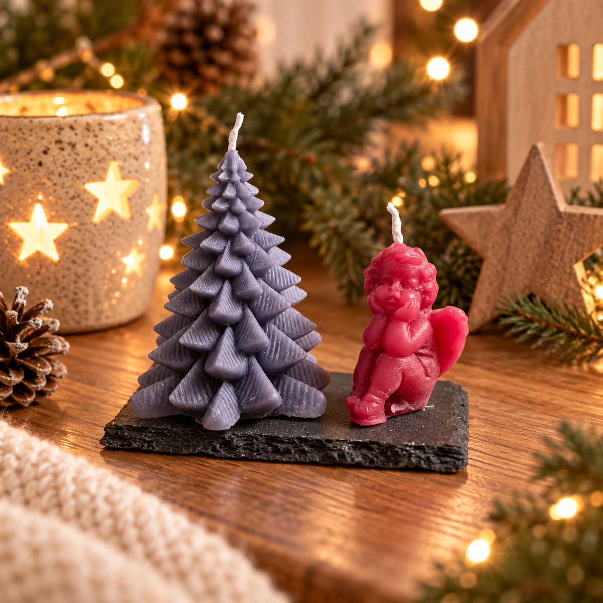 Handgegossene Tannenbaum- und Engelkerze auf Schieferplatte in weihnachtlichem Ambiente