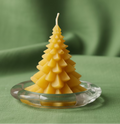 Handgemachte Tannenbaum-Kerze aus Wachs als dekorative Weihnachtskerze