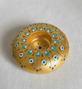 Von uns gegossener goldener Teelichthalter mit handgemaltem Dot Painting Muster in Türkis, Blau und Weiß 💛