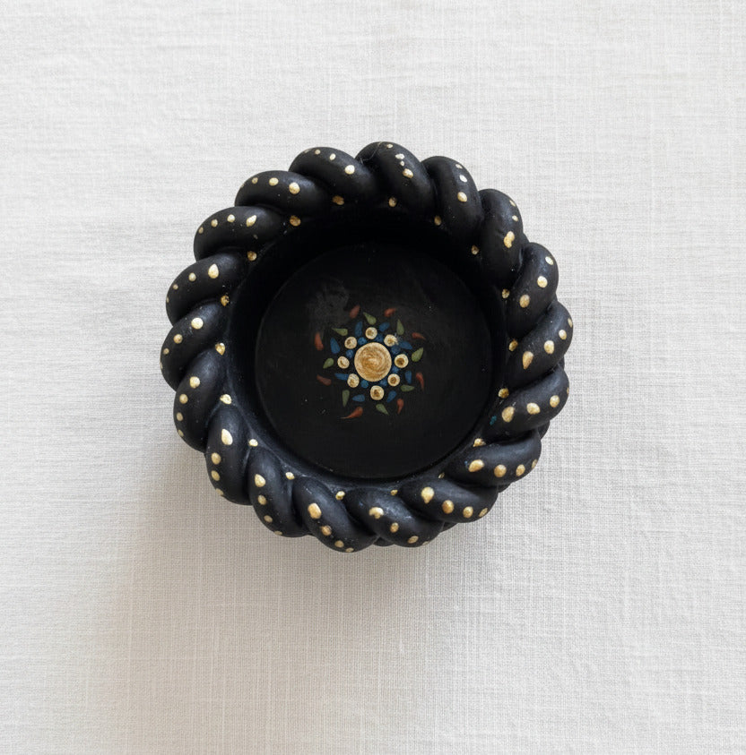 Handgemachter schwarzer Teelichthalter aus Gips mit goldenen Punkten im Boho Stil, dekorative Kerzenhalter Deko