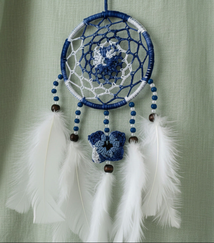 Blau-weißer gehäkelter Traumfänger mit Federn und Perlen, handgemacht, Boho Wanddeko
