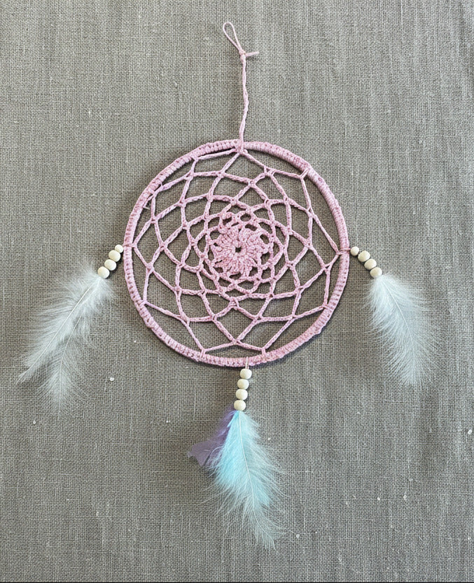 Handgemachter rosa Traumfänger mit Federn und Holzperlen im Boho Stil, dekorativ für Schlafzimmer oder als Geschenk