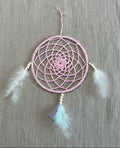Handgemachter rosa Traumfänger mit Federn und Holzperlen im Boho Stil, dekorativ für Schlafzimmer oder als Geschenk