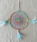 Handgemachter bunter Traumfänger aus Schurwolle mit Federn und Holzperlen im Boho Stil