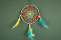 Handgemachter Traumfänger im Boho Stil mit buntem Mandala und Federn
