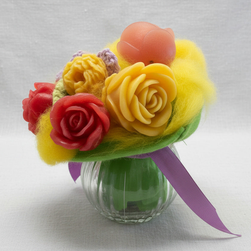 Handgemachter Blumenstrauß aus Wachs und Schafwolle in Glasvase – bunte Dekoration